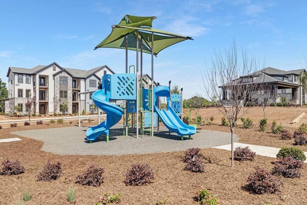 Stylish New Condo In Concord Exterior photo