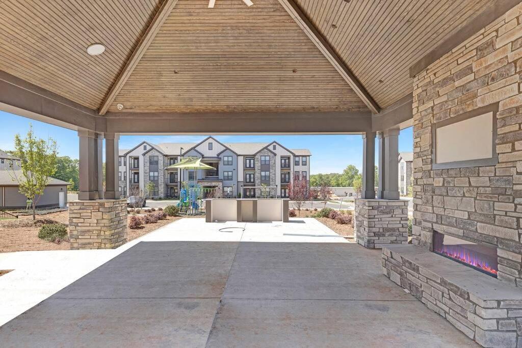 Stylish New Condo In Concord Exterior photo