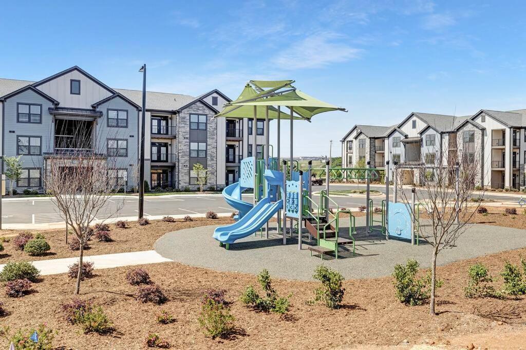 Stylish New Condo In Concord Exterior photo