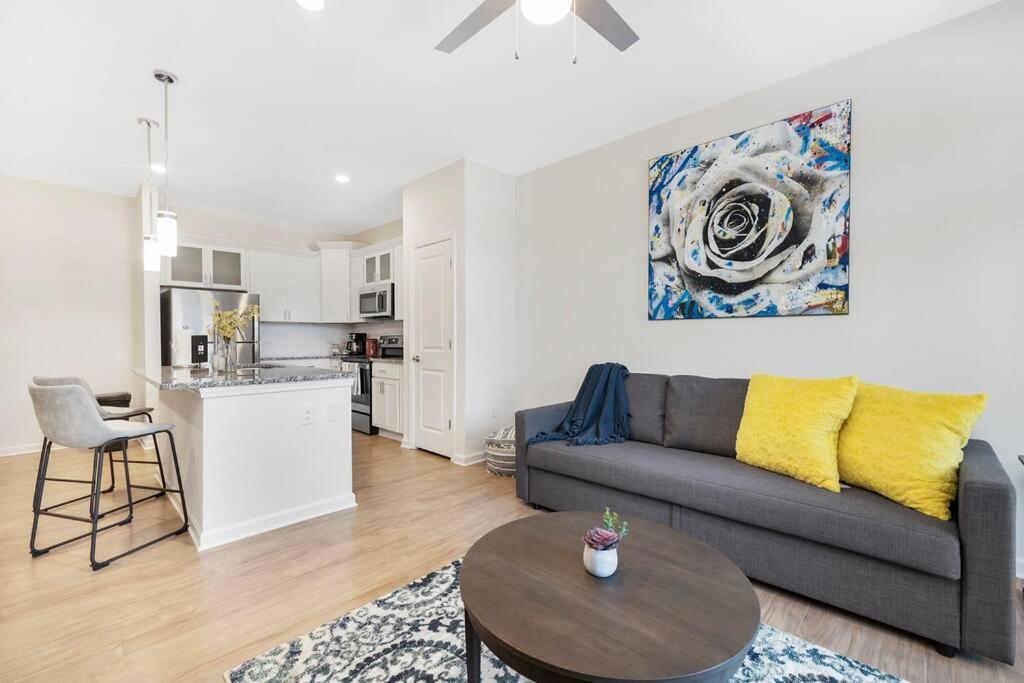 Stylish New Condo In Concord Exterior photo